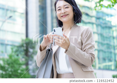 Female business scene 119322452