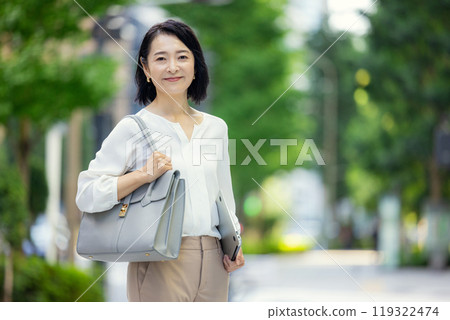 戶外女商人 119322474