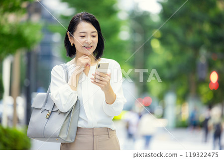 戶外智慧型手機女商人 119322475