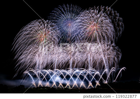 The Tone River Fireworks Festival, where about 30,000 fireworks light up the night sky, is the most beautiful fireworks in Japan, with four major fireworks artists competing, artistic fireworks, and art. 119322877