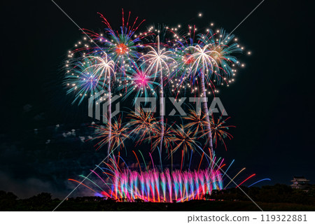 The Tone River Fireworks Festival, where about 30,000 fireworks light up the night sky, is the most beautiful fireworks in Japan, with four major fireworks artists competing, artistic fireworks, and art. 119322881