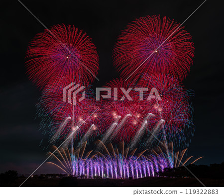 The Tone River Fireworks Festival, where about 30,000 fireworks light up the night sky, is the most beautiful fireworks in Japan, with four major fireworks artists competing, artistic fireworks, and art. 119322883