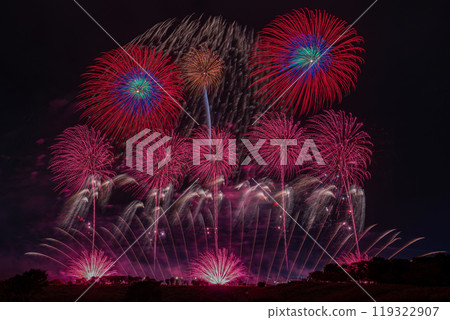 The Tone River Fireworks Festival, where about 30,000 fireworks light up the night sky, is the most beautiful fireworks in Japan, with four major fireworks artists competing, artistic fireworks, and art. 119322907