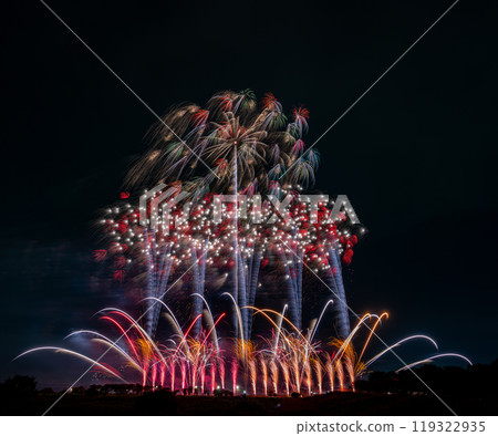 The Tone River Fireworks Festival, where about 30,000 fireworks light up the night sky, is the most beautiful fireworks in Japan, with four major fireworks artists competing, artistic fireworks, and art. 119322935