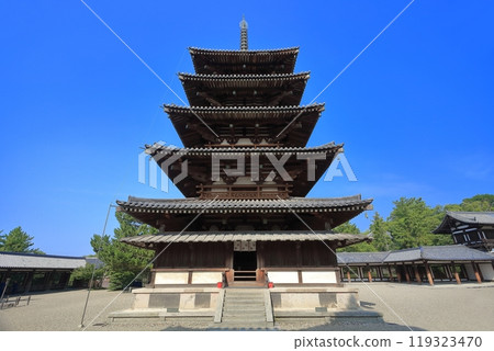 [奈良縣]晴空下五龍寺的五層寶塔 119323470