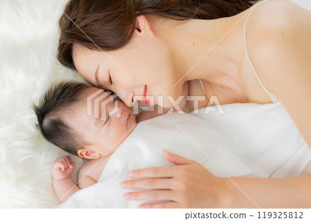 Baby and mother 119325812