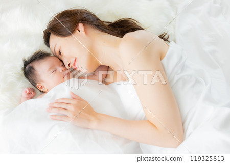 Baby and mother 119325813