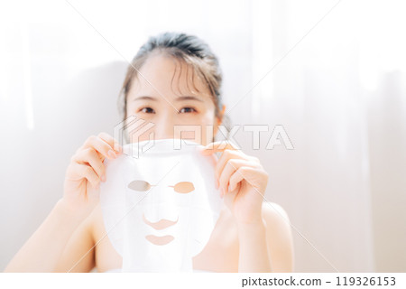 Young woman to pack Young woman to pack 119326153