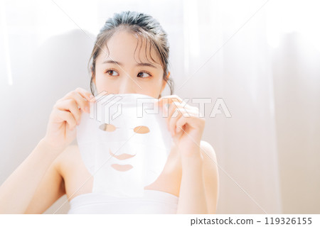 打包的年輕女子 119326155