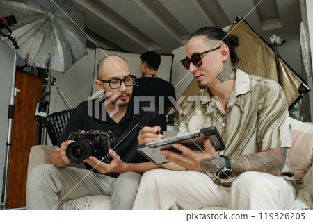 Director Discussing Content With Cameraman 119326205