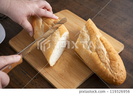 Slice the French bread 119326956