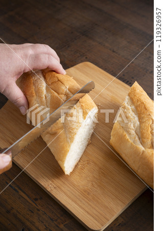 Slice the French bread 119326957