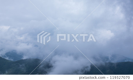 雨天雲彩覆蓋山頂 雨天雲彩覆蓋山頂 119327070