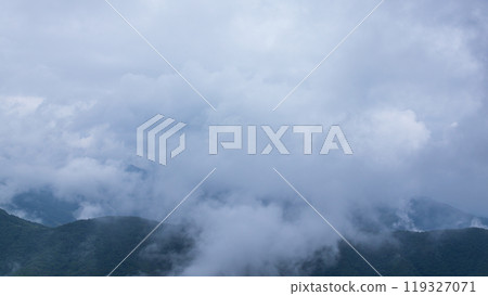 雨天雲彩覆蓋山頂 雨天雲彩覆蓋山頂 119327071