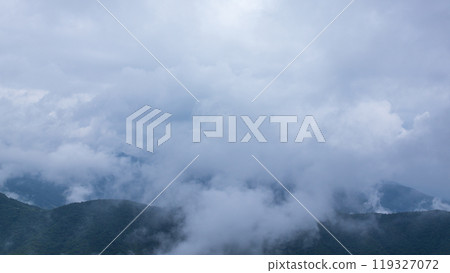 雨天雲彩覆蓋山頂 119327072