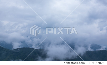 雨天雲彩覆蓋山頂 119327075