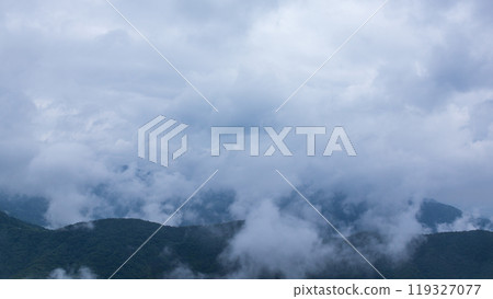 雨天雲彩覆蓋山頂 雨天雲彩覆蓋山頂 119327077