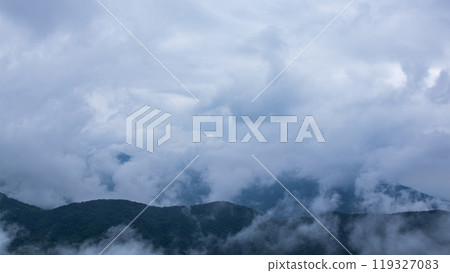 雨天雲彩覆蓋山頂 119327083