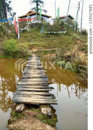 Old wooden house 119327681