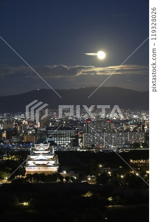 9月18日，日本大阪關西大阪城滿月豐收月雙魚座滿月倒映的大阪城 119328026