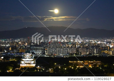 9月18日，日本大阪關西大阪城滿月豐收月雙魚座滿月倒映的大阪城 119328027