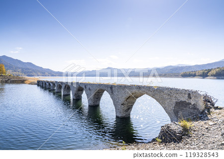 北海道上士幌町，秋日晴朗的舊國鐵志幌線 Taushubetsu 河大橋 119328543
