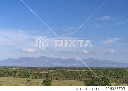 秋高氣爽的北海道音更町十勝農場展望台的風景 秋高氣爽的北海道音更町十勝農場展望台的風景 119328705