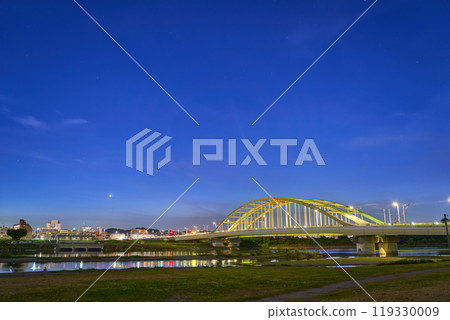 Autumn view of Comet Shikinzan Atlas (Venus, Serpens, etc.) over Tama Suidobashi Bridge and the Noborito area in Tama Ward, Kawasaki City from Komae City, Tokyo 119330009