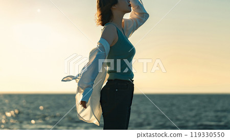 日落時站在海灘上的女人 日落時站在海灘上的女人 119330550