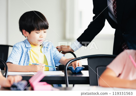 在補習班學習的小學生 119331563