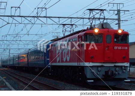 The sleeper express "Ginga" towed by EF65-1118 runs along the Tokaido Line before dawn. Photographed on March 13, 2008 119331879