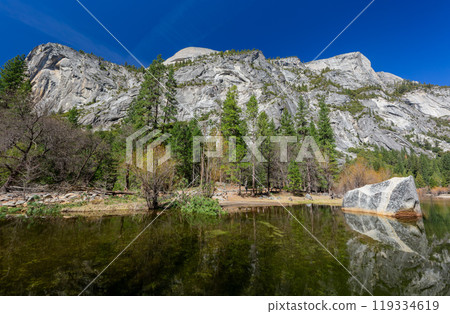 Sunny view of the mirror lake landscape in Yosemite National Park 119334619