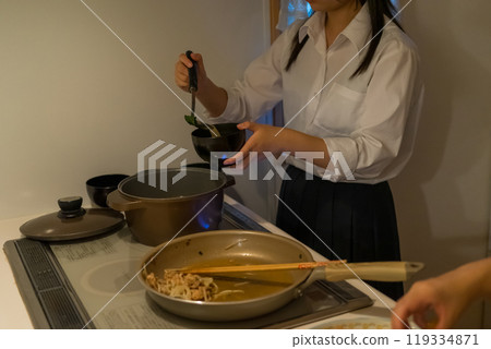 提供味噌湯的女高中生 119334871