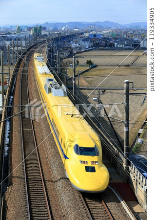 Doctor Yellow with a beautiful roof 119334905