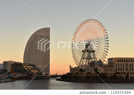 Minato Mirai dyed in the setting sun 119335384