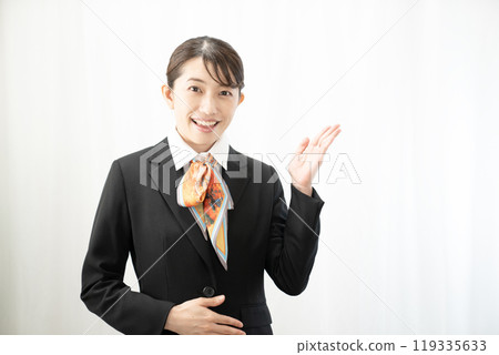 一位女士給予指導 119335633