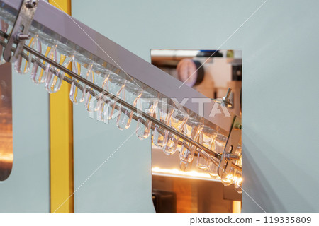 Conveyor belt deliver the preform shape to the blow mold machine. Conveyor belt deliver the preform shape to the blow mold machine. 119335809