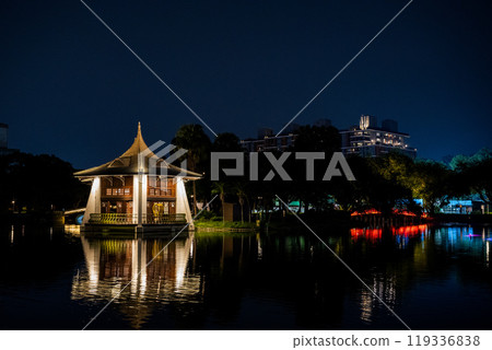 台灣2024年10月15日：台中最古老的城市公園台中公園夜景。 119336838
