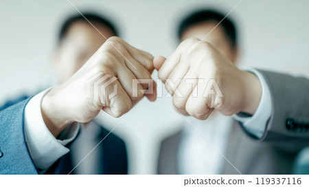 慶祝成功的拳頭碰撞特寫 119337116