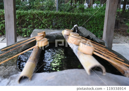 Scenery of a shrine's chozuya and ladle Scenery of a shrine's chozuya and ladle 119338914