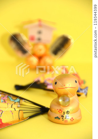 2025新年賀卡素材,蛇年,蛇飾品,黃色,金色背景 119344399