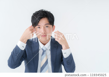 商人為他的頭髮定型 119345025