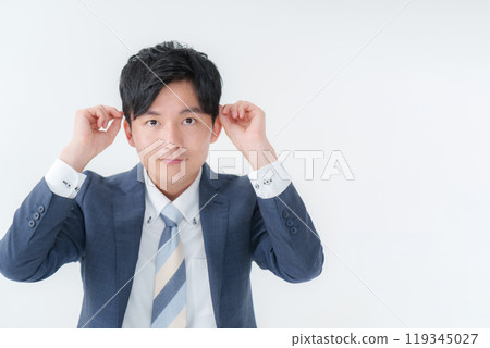 商人為他的頭髮定型 119345027