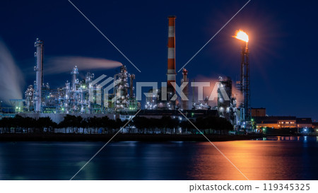 拍攝於日本工廠夜景之一的川崎市週邊，因其獨特的美感和機械氛圍而廣受歡迎。 119345325
