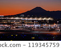 從東京羽田機場航廈的屋頂拍攝夕陽下的富士山 119345759