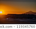 從東京羽田機場航廈的屋頂拍攝夕陽下的富士山 119345760