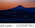 從東京羽田機場航廈的屋頂拍攝夕陽下的富士山 119345761