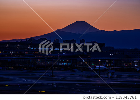從東京羽田機場航廈的屋頂拍攝夕陽下的富士山 從東京羽田機場航廈的屋頂拍攝夕陽下的富士山 119345761