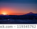 從東京羽田機場航廈的屋頂拍攝夕陽下的富士山 119345762