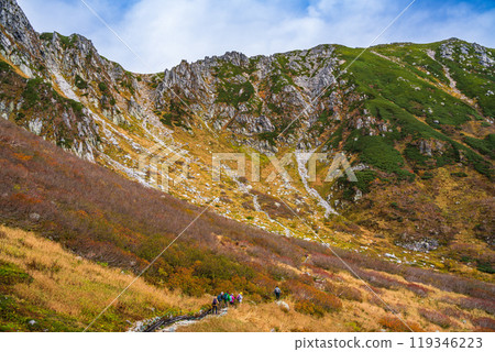 [Nagano Prefecture] People climbing Senjojiki Cirque in autumn 119346223